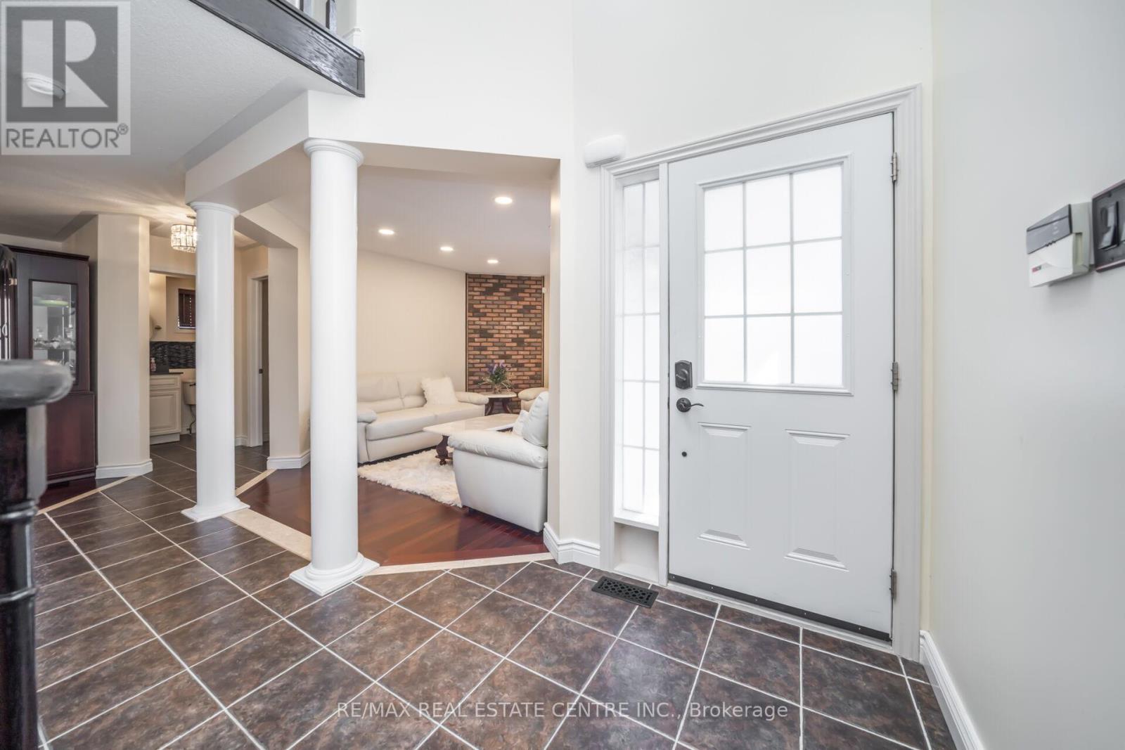 26 Porchlight Road, Brampton, Ontario  L6X 4S2 - Photo 6 - W12451775