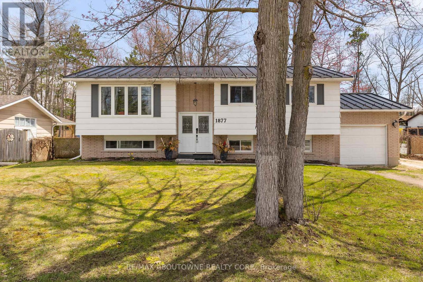 1877 River Road W, Wasaga Beach, Ontario  L9Z 1L1 - Photo 2 - S12456305