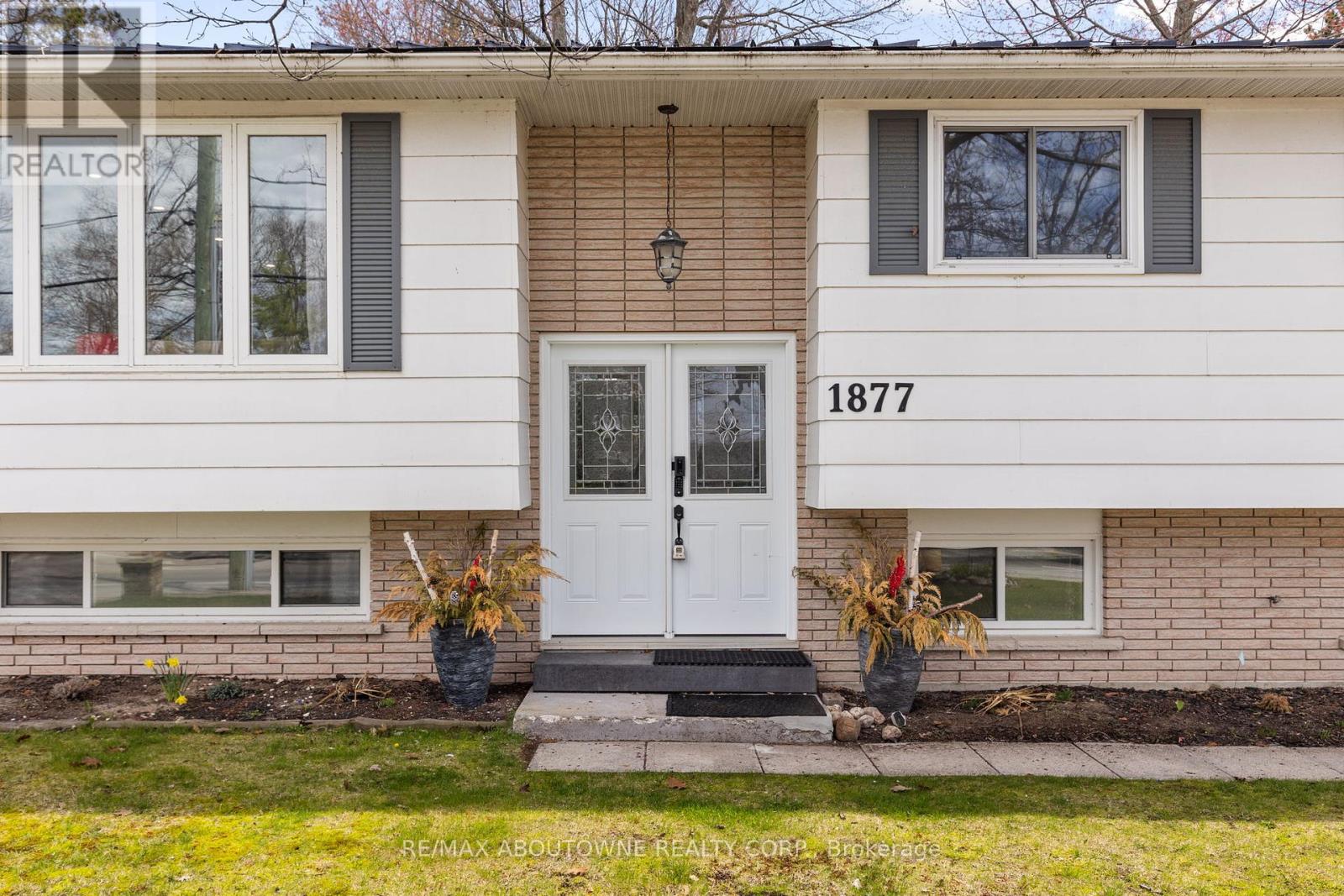 1877 River Road W, Wasaga Beach, Ontario  L9Z 1L1 - Photo 3 - S12456305