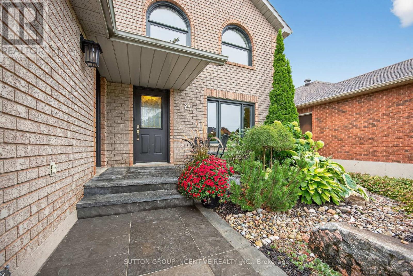 87 Irwin Drive, Barrie, Ontario  L4N 7A9 - Photo 3 - S12456358