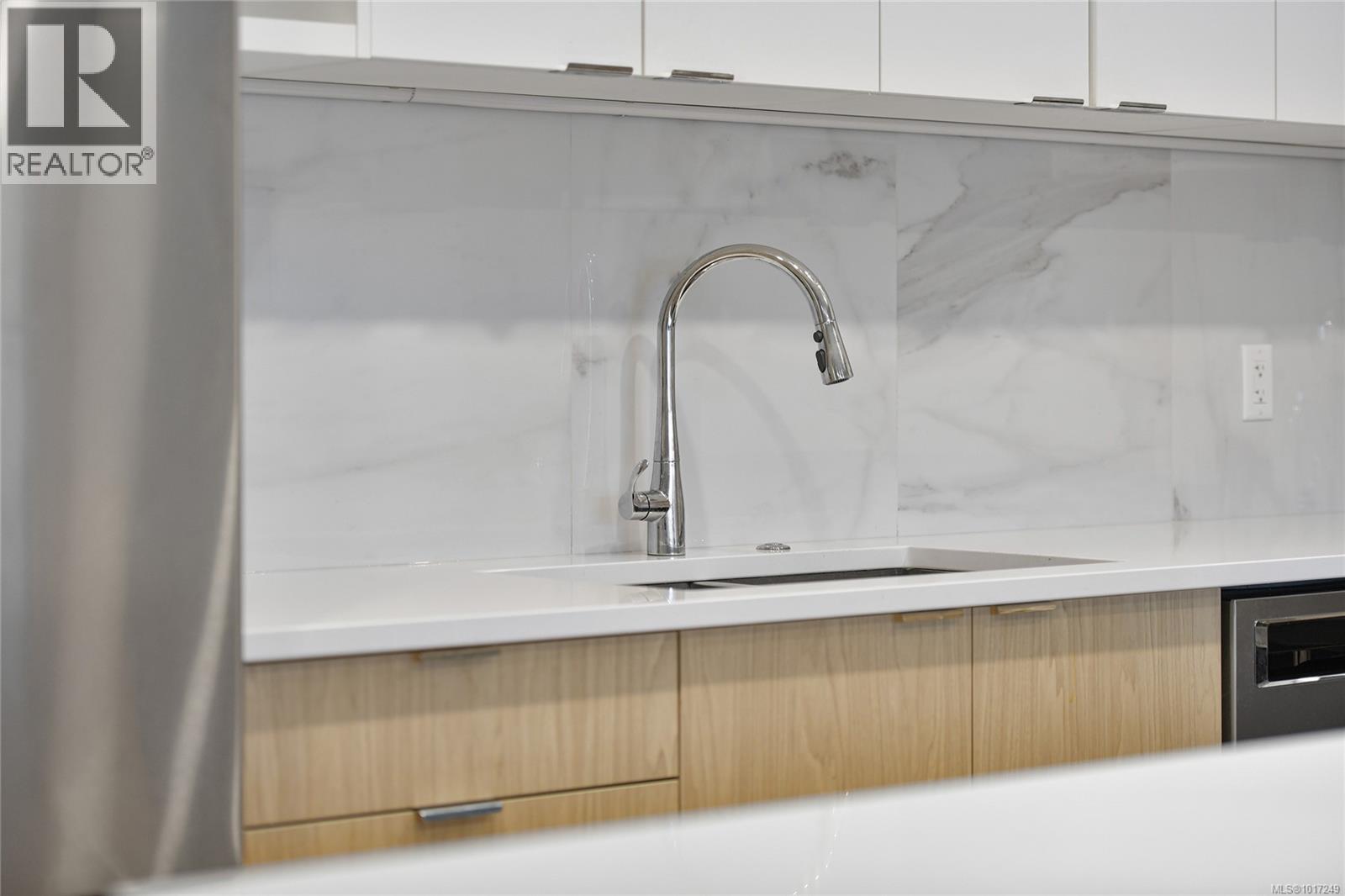 302 5118 Cordova Bay Rd, Saanich, British Columbia  V8X 1R1 - Photo 12 - 1017249