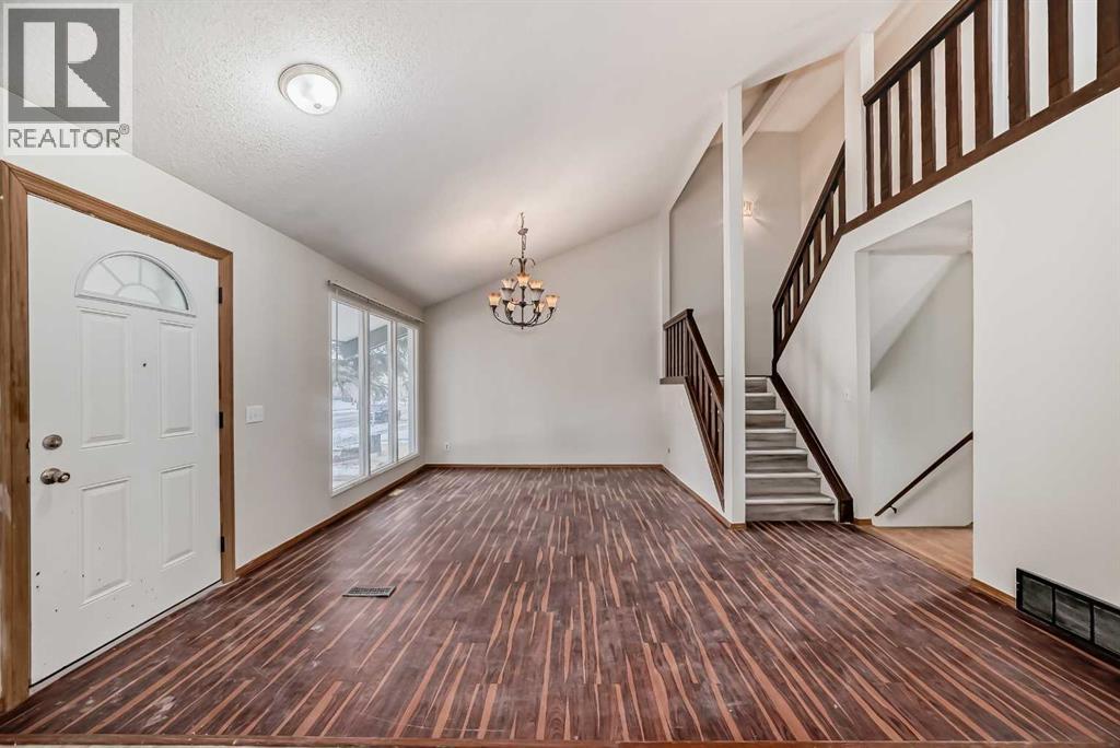 652 Queensland Drive Se, Calgary, Alberta  T2J 4G7 - Photo 4 - A2203586