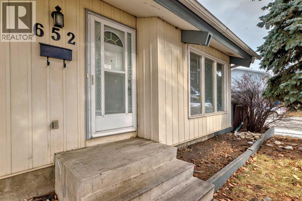 652 Queensland Drive Se, Calgary, Alberta  T2J 4G7 - Photo 2 - A2203586