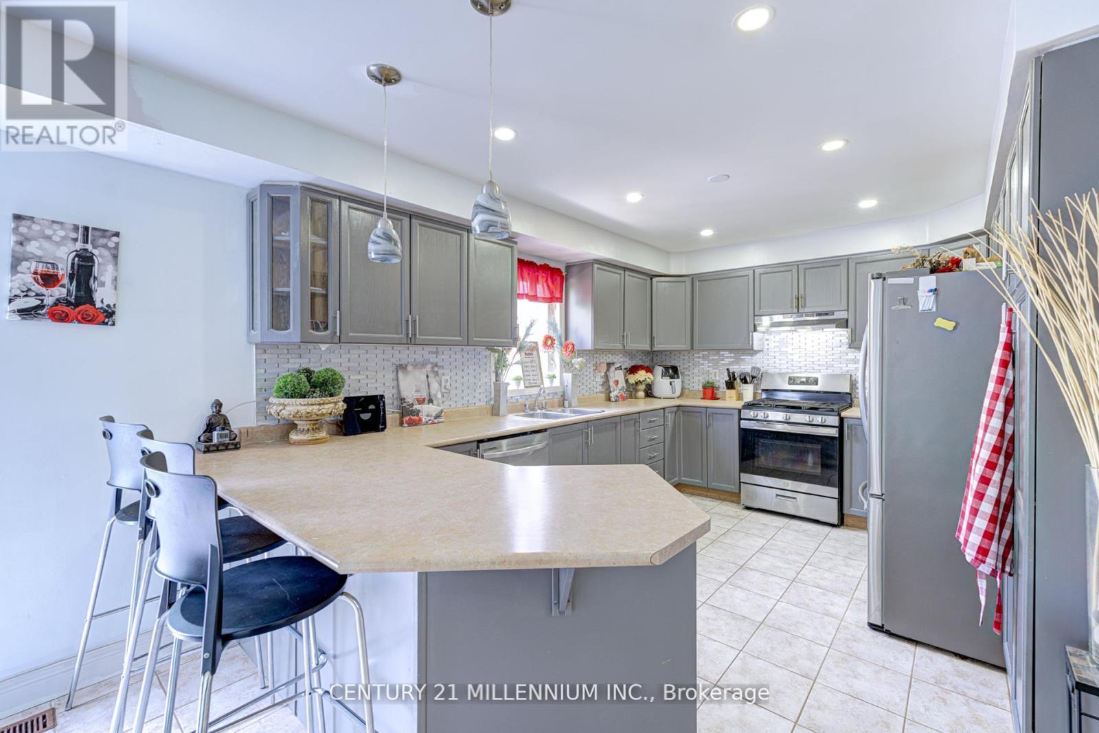16 Zebra Trail, Brampton, Ontario  L6R 2J2 - Photo 10 - W12456302
