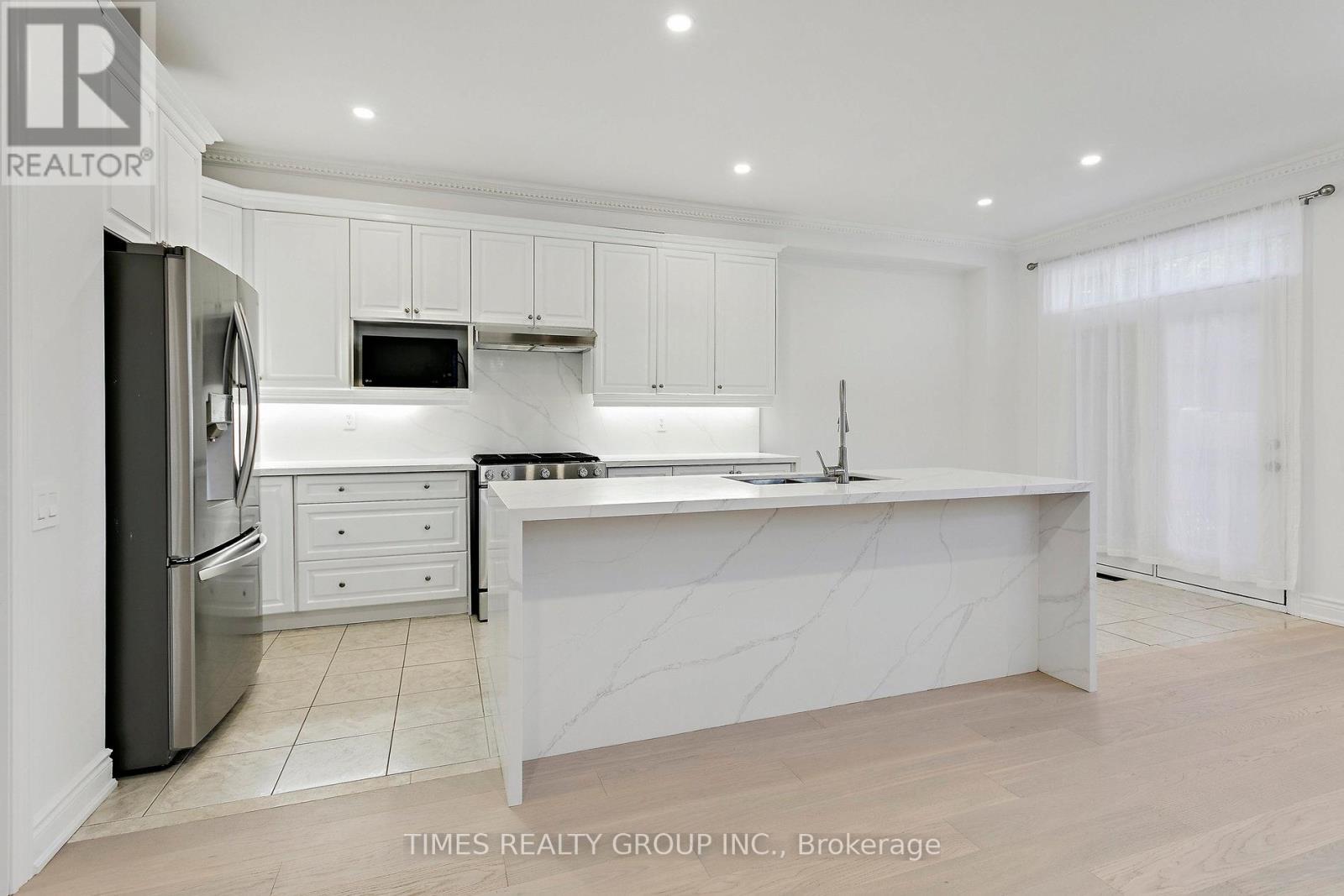 212 Creek Path Avenue, Oakville, Ontario  L6L 6T5 - Photo 10 - W12456351