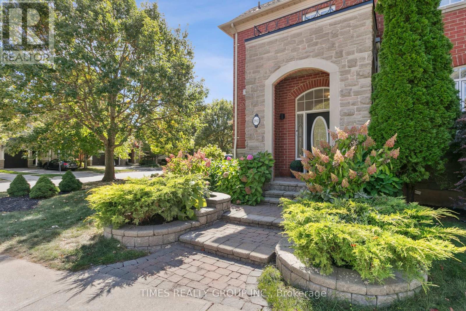 212 Creek Path Avenue, Oakville, Ontario  L6L 6T5 - Photo 3 - W12456351