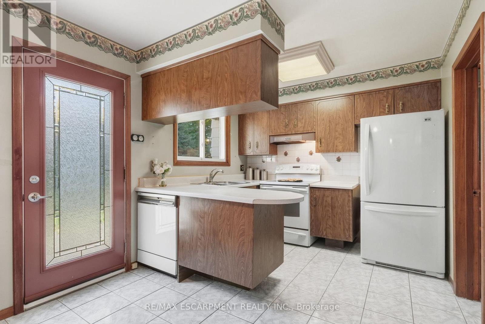 241 Tottenham Road, Burlington, Ontario  L7L 4G5 - Photo 10 - W12456361