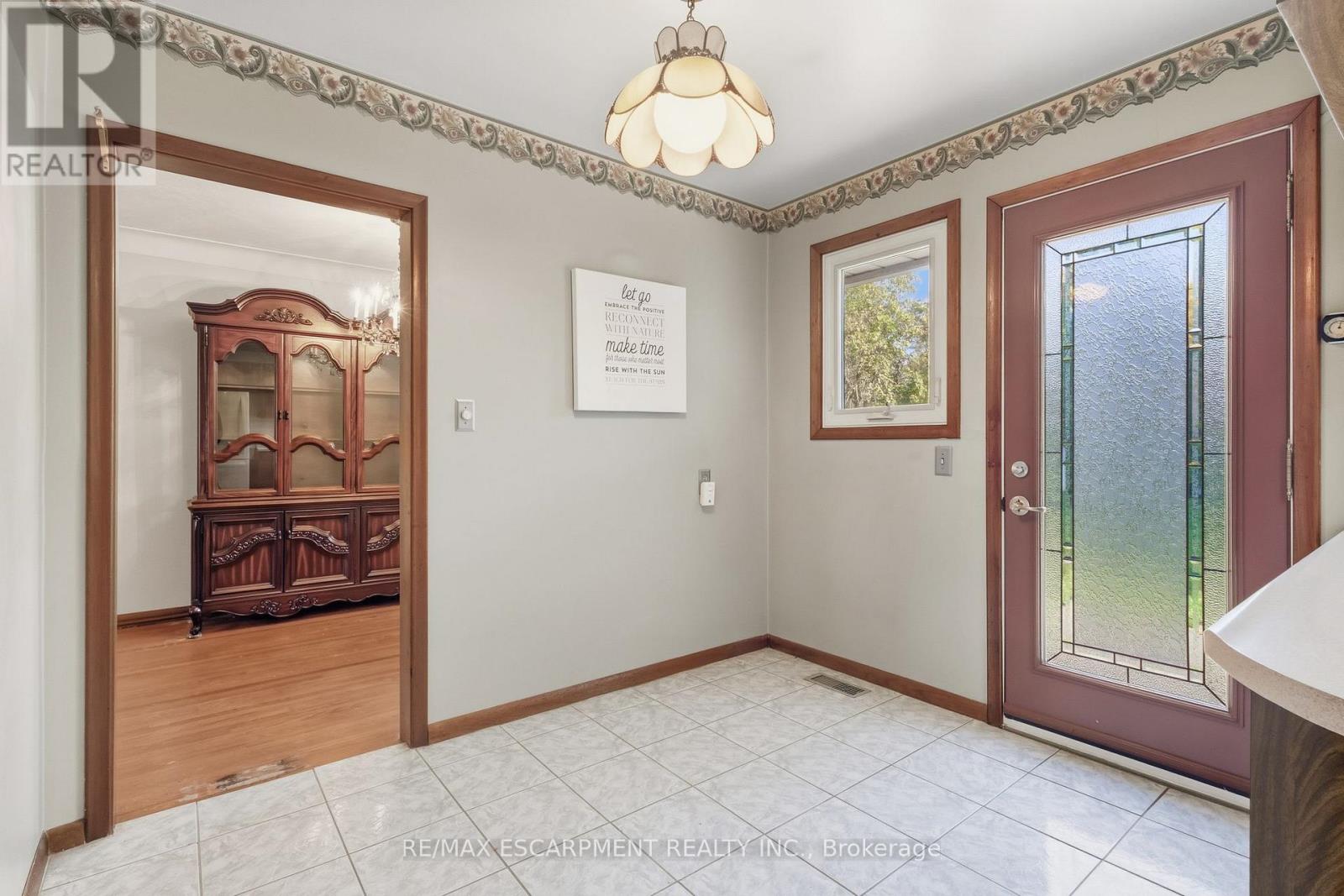 241 Tottenham Road, Burlington, Ontario  L7L 4G5 - Photo 12 - W12456361