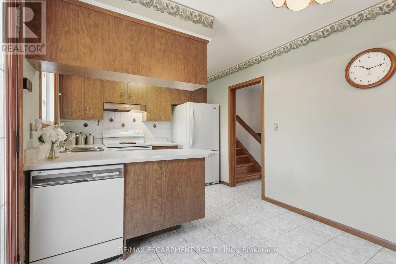 241 Tottenham Road, Burlington, Ontario  L7L 4G5 - Photo 13 - W12456361