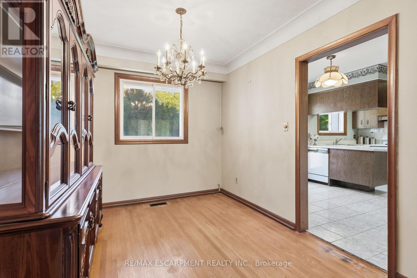 241 Tottenham Road, Burlington, Ontario  L7L 4G5 - Photo 14 - W12456361
