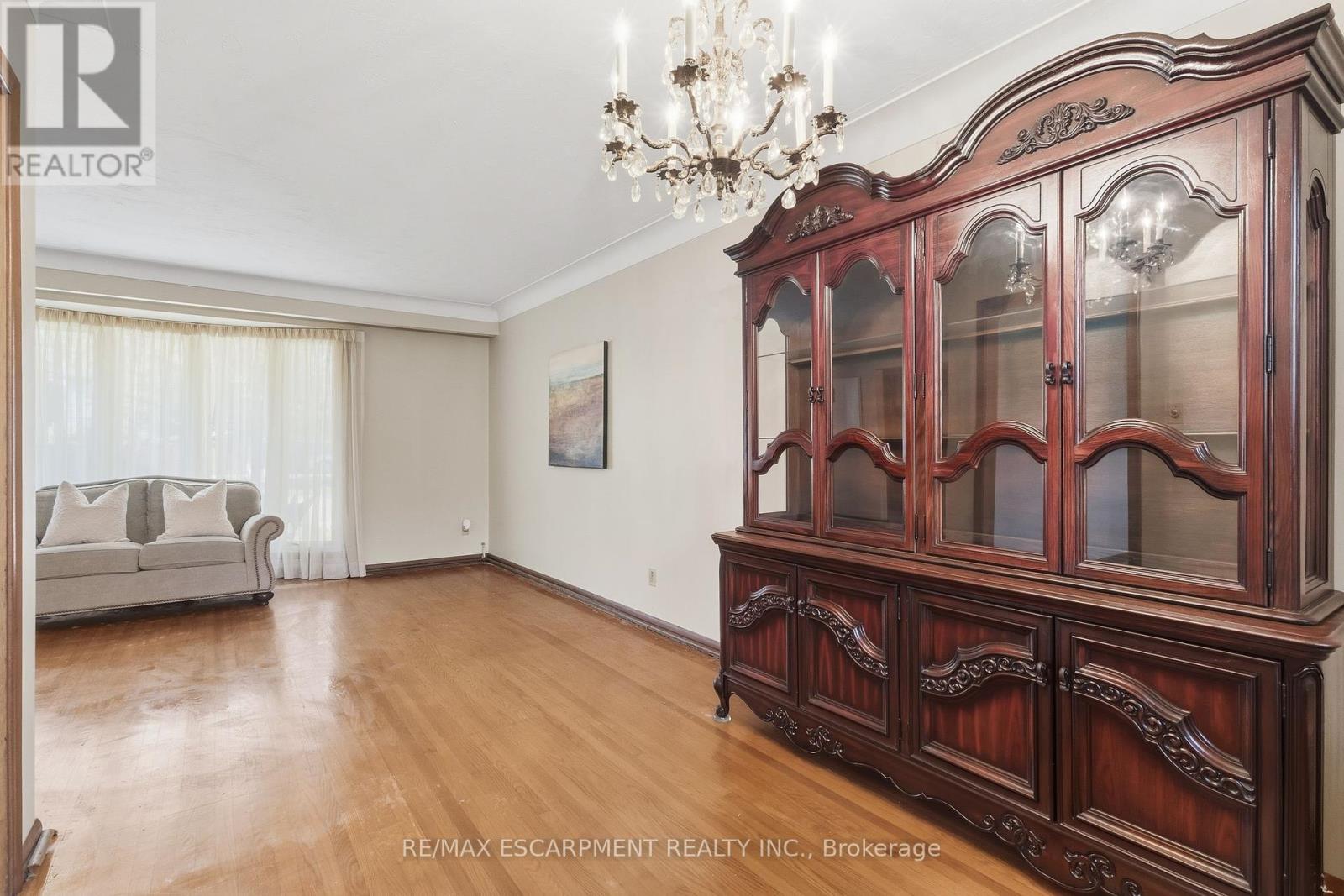 241 Tottenham Road, Burlington, Ontario  L7L 4G5 - Photo 15 - W12456361