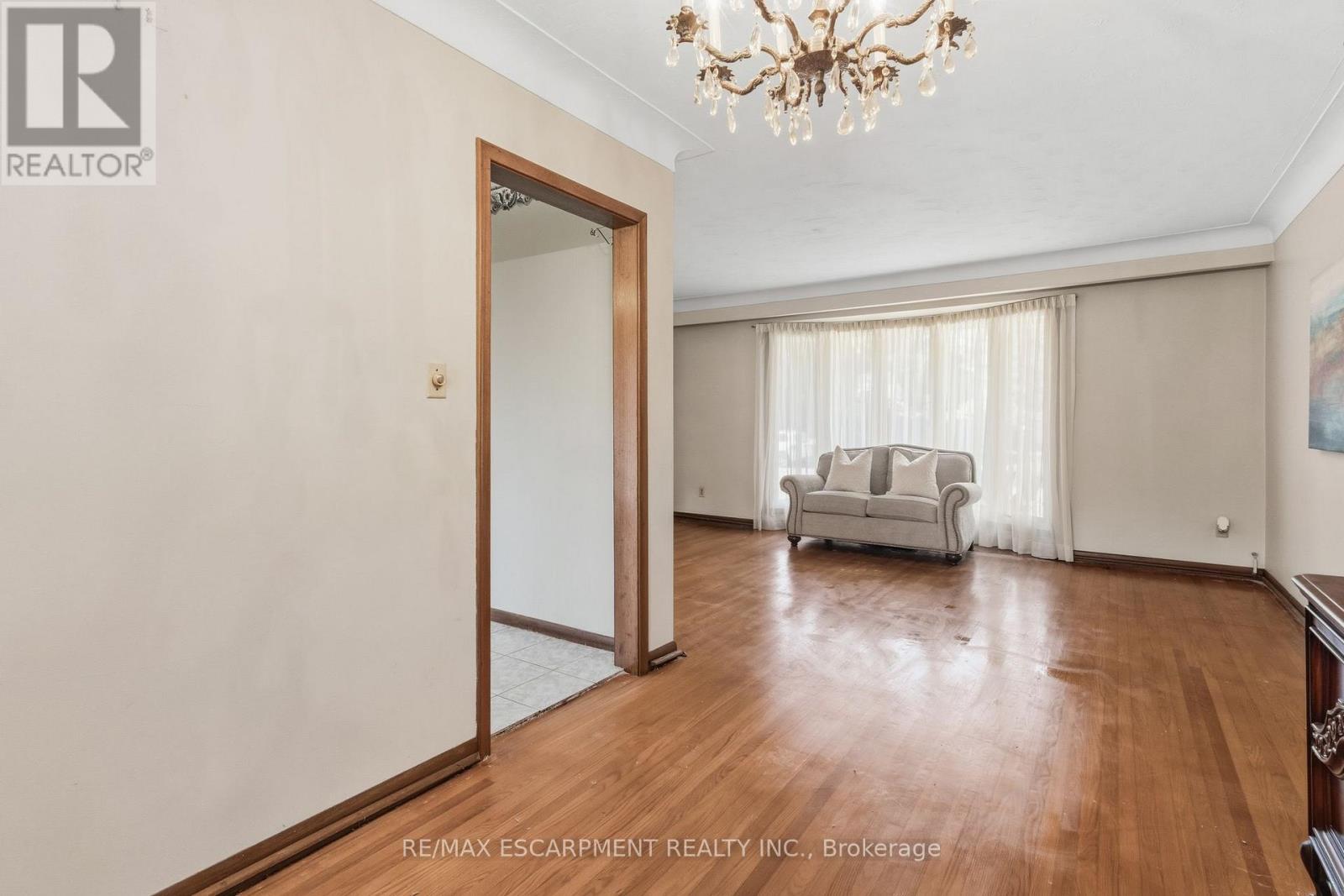241 Tottenham Road, Burlington, Ontario  L7L 4G5 - Photo 16 - W12456361
