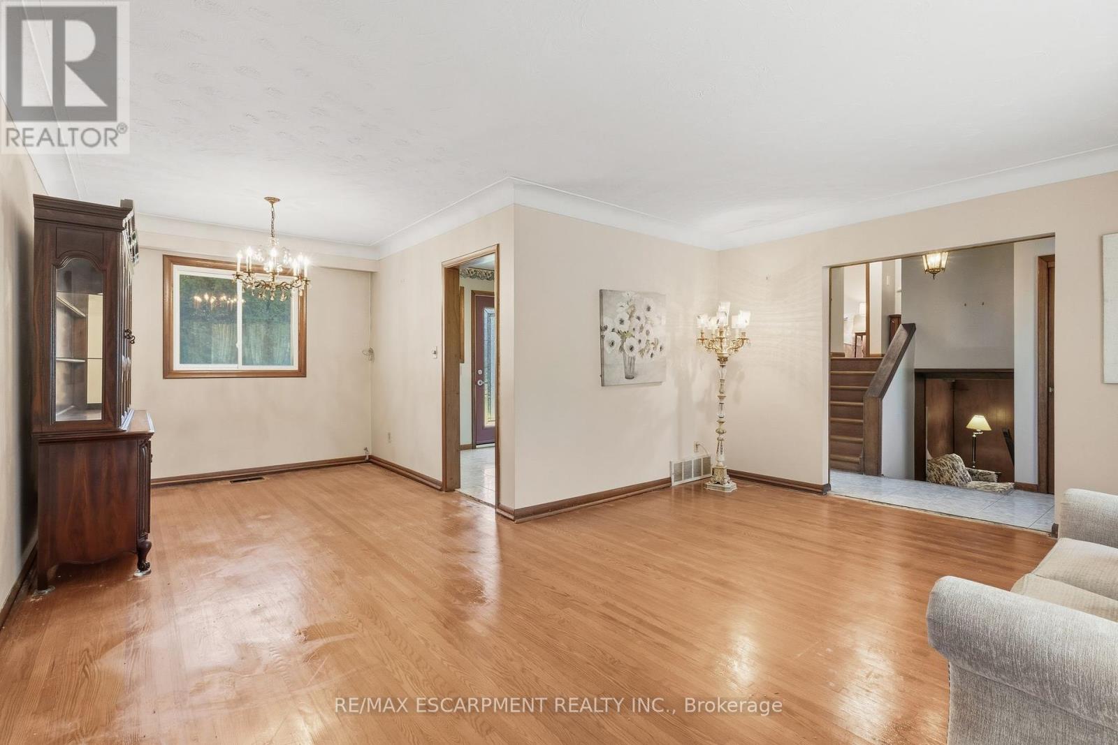 241 Tottenham Road, Burlington, Ontario  L7L 4G5 - Photo 17 - W12456361