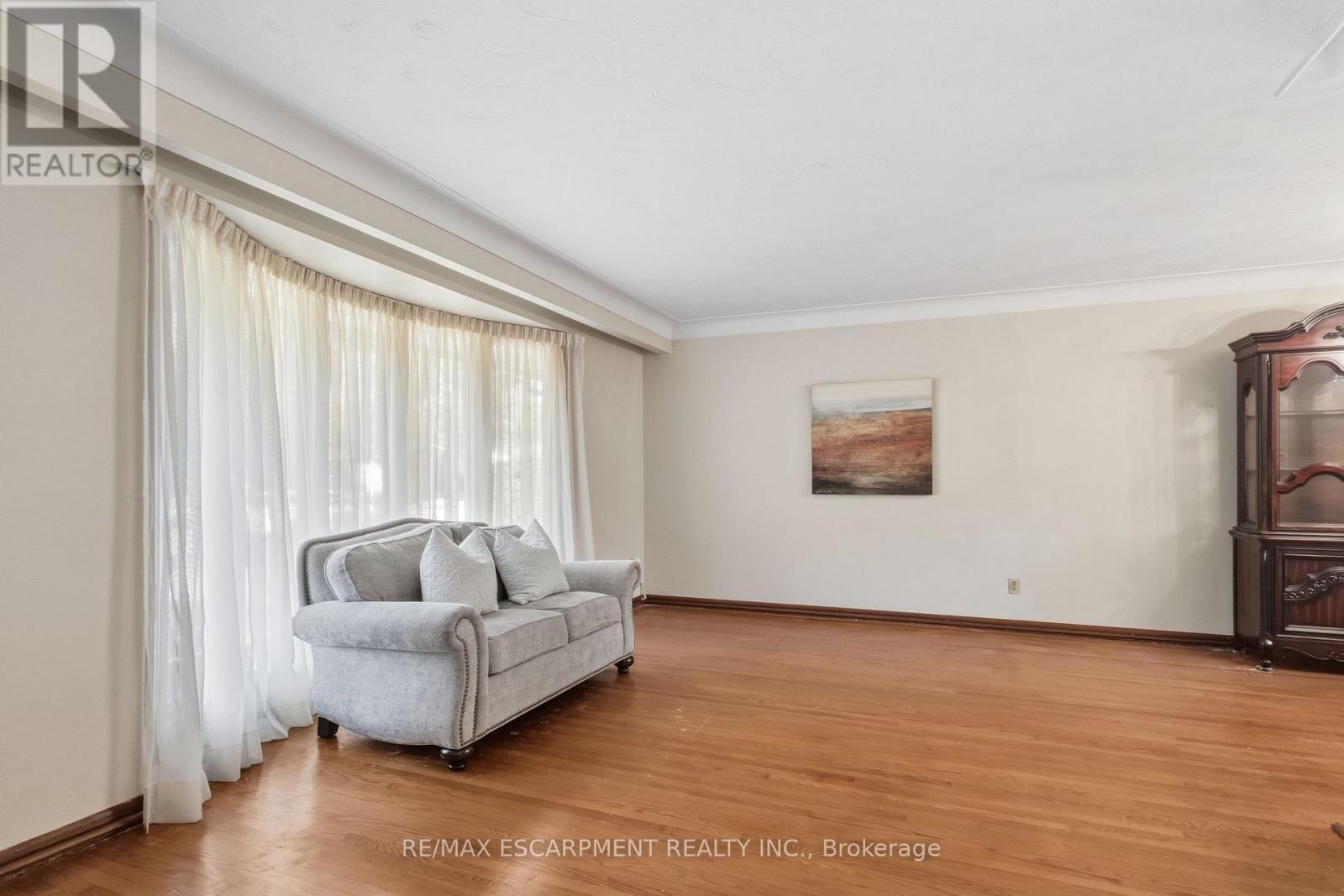 241 Tottenham Road, Burlington, Ontario  L7L 4G5 - Photo 19 - W12456361