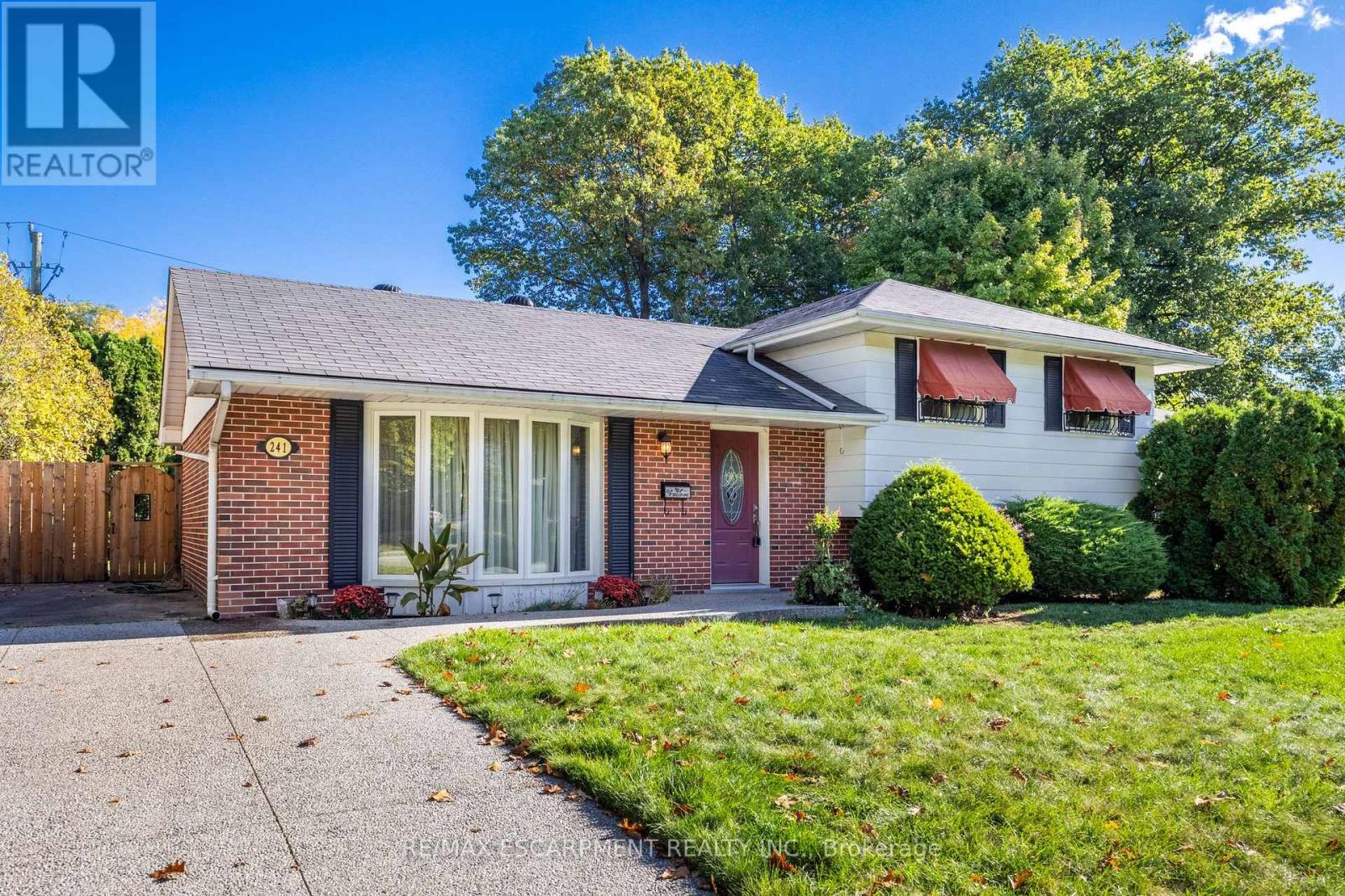 241 Tottenham Road, Burlington, Ontario  L7L 4G5 - Photo 2 - W12456361