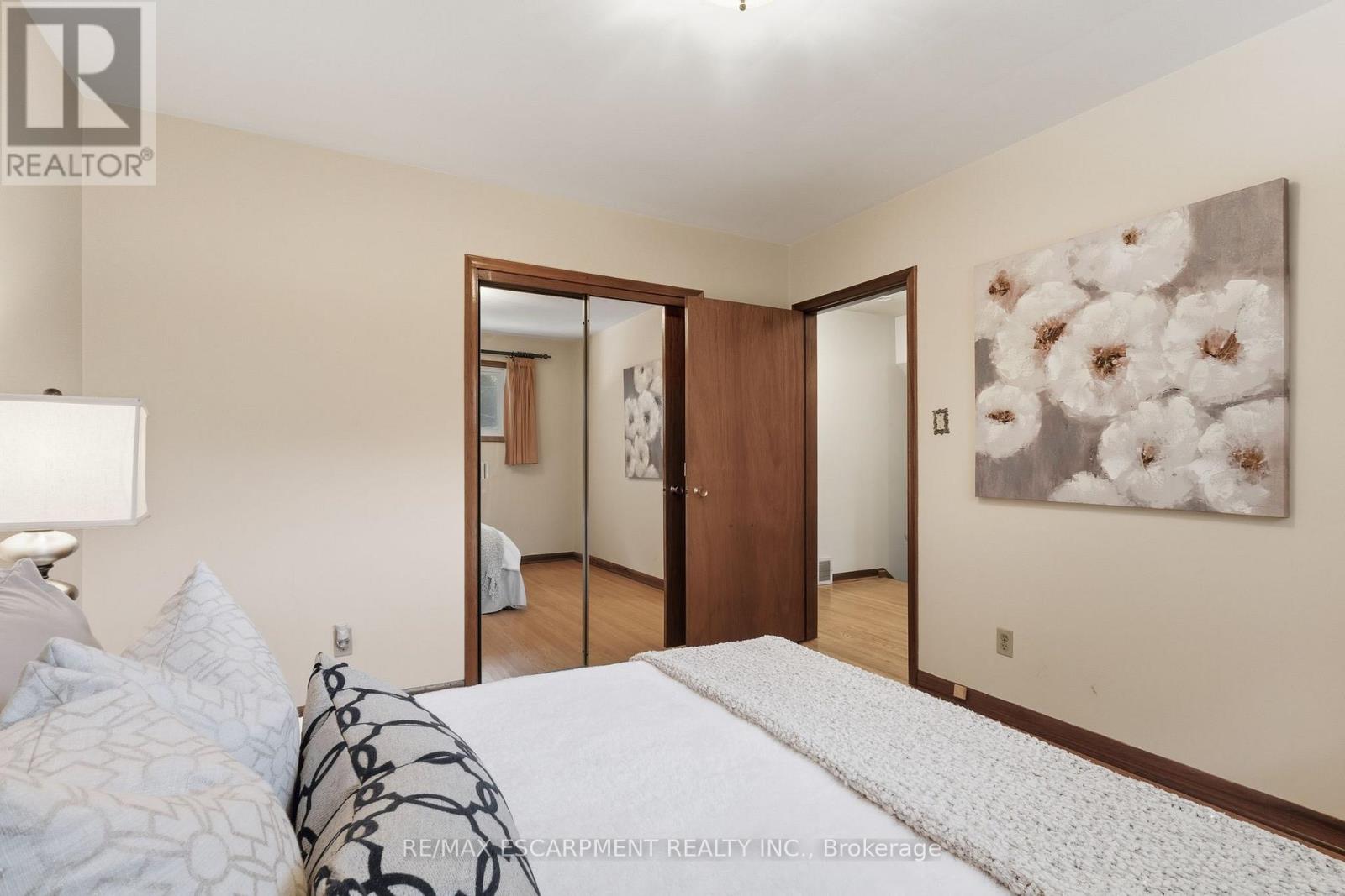 241 Tottenham Road, Burlington, Ontario  L7L 4G5 - Photo 21 - W12456361