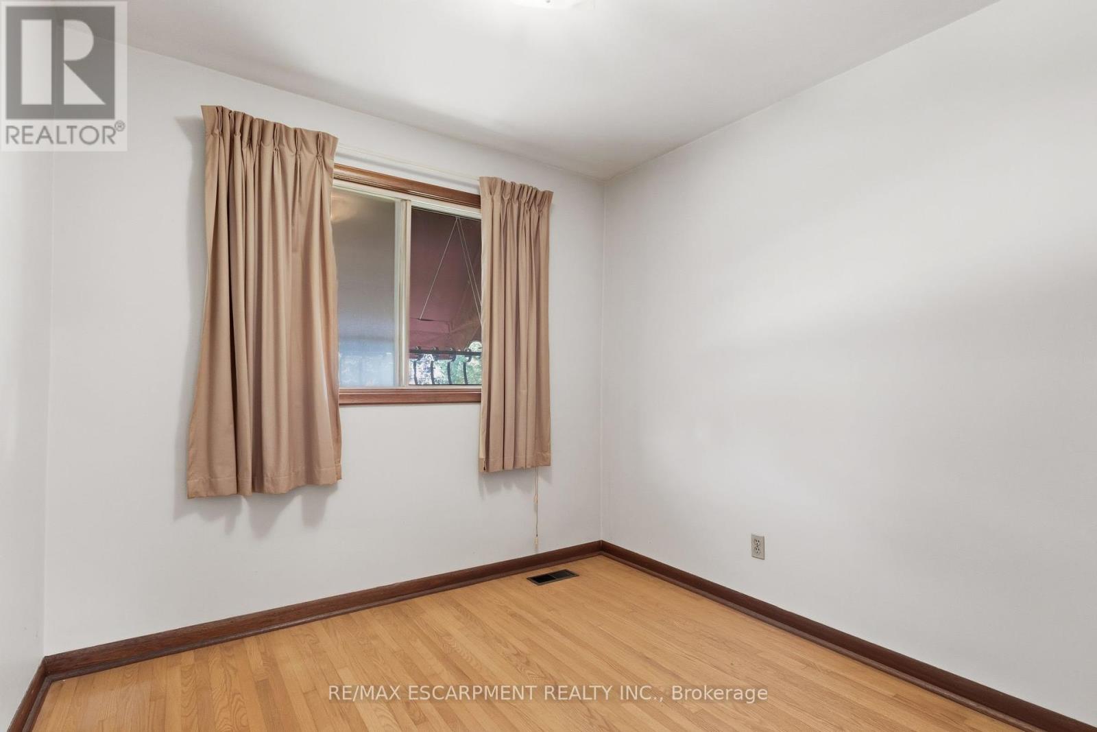 241 Tottenham Road, Burlington, Ontario  L7L 4G5 - Photo 22 - W12456361