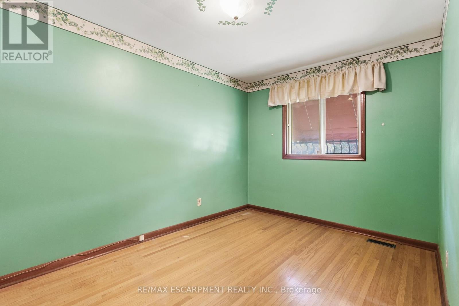 241 Tottenham Road, Burlington, Ontario  L7L 4G5 - Photo 23 - W12456361