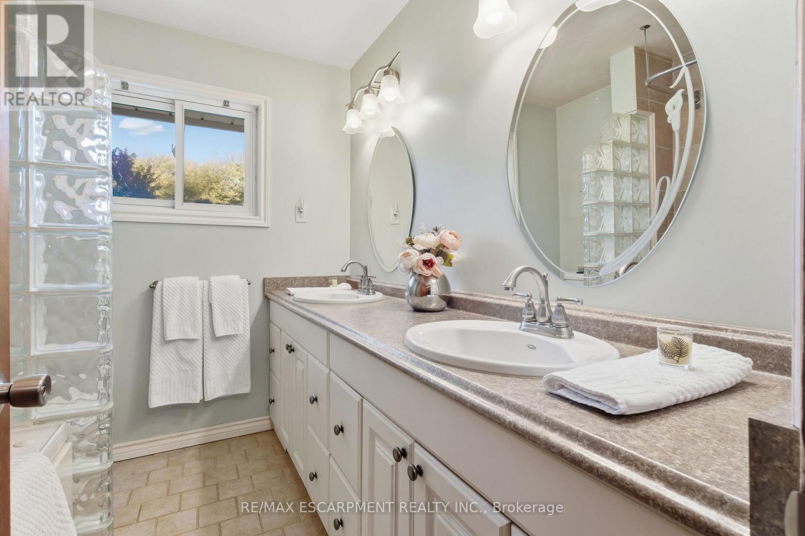 241 Tottenham Road, Burlington, Ontario  L7L 4G5 - Photo 24 - W12456361