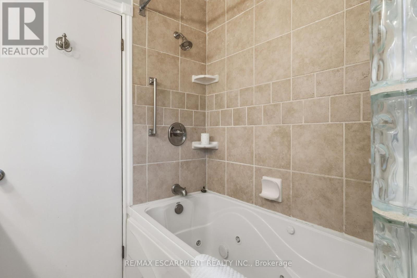 241 Tottenham Road, Burlington, Ontario  L7L 4G5 - Photo 25 - W12456361