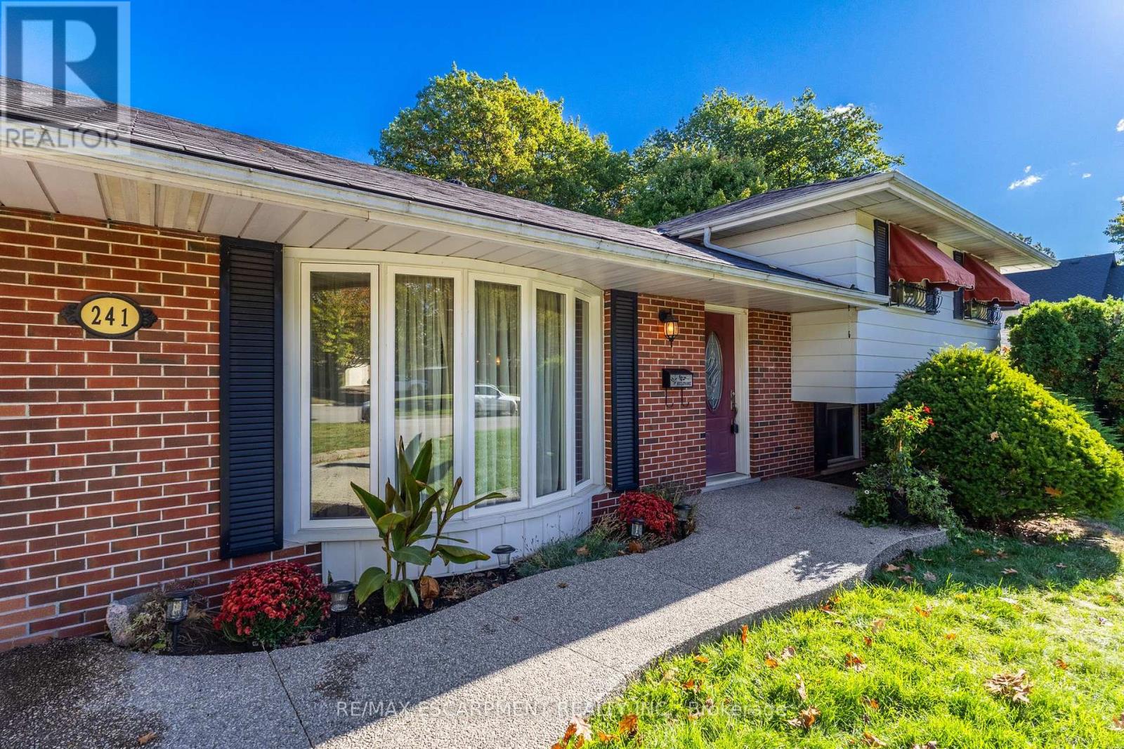 241 Tottenham Road, Burlington, Ontario  L7L 4G5 - Photo 5 - W12456361
