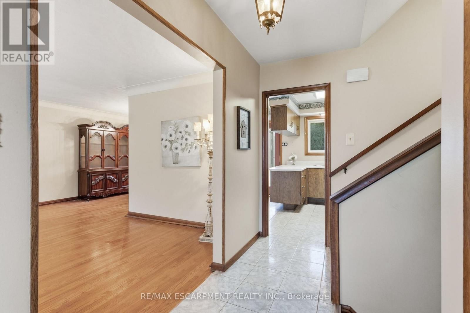 241 Tottenham Road, Burlington, Ontario  L7L 4G5 - Photo 7 - W12456361