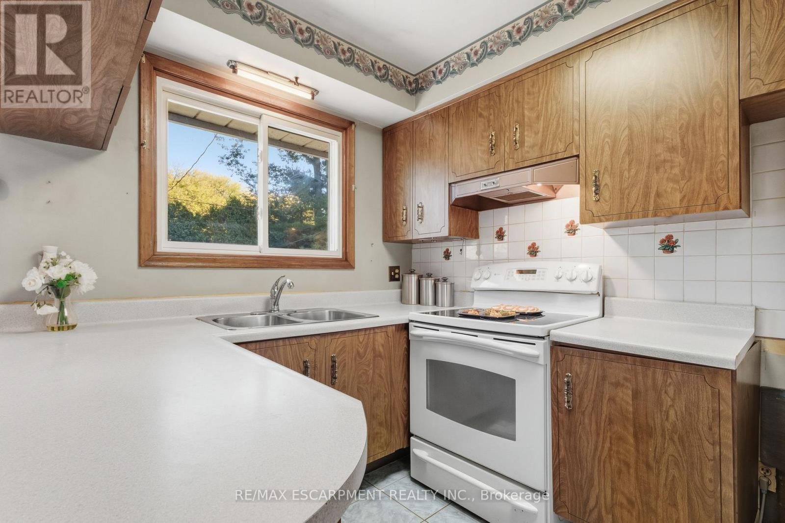 241 Tottenham Road, Burlington, Ontario  L7L 4G5 - Photo 9 - W12456361
