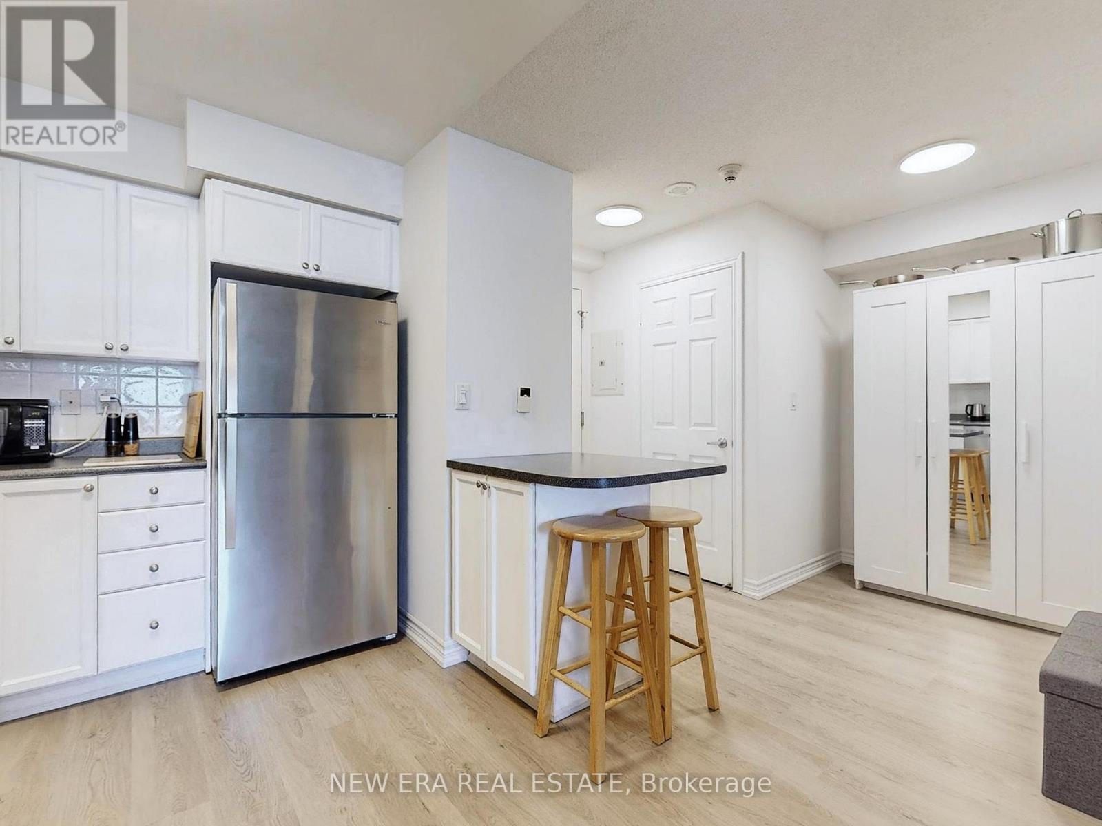 923 - 3888 Duke Of York Boulevard, Mississauga, Ontario  L5B 4P5 - Photo 4 - W12456362