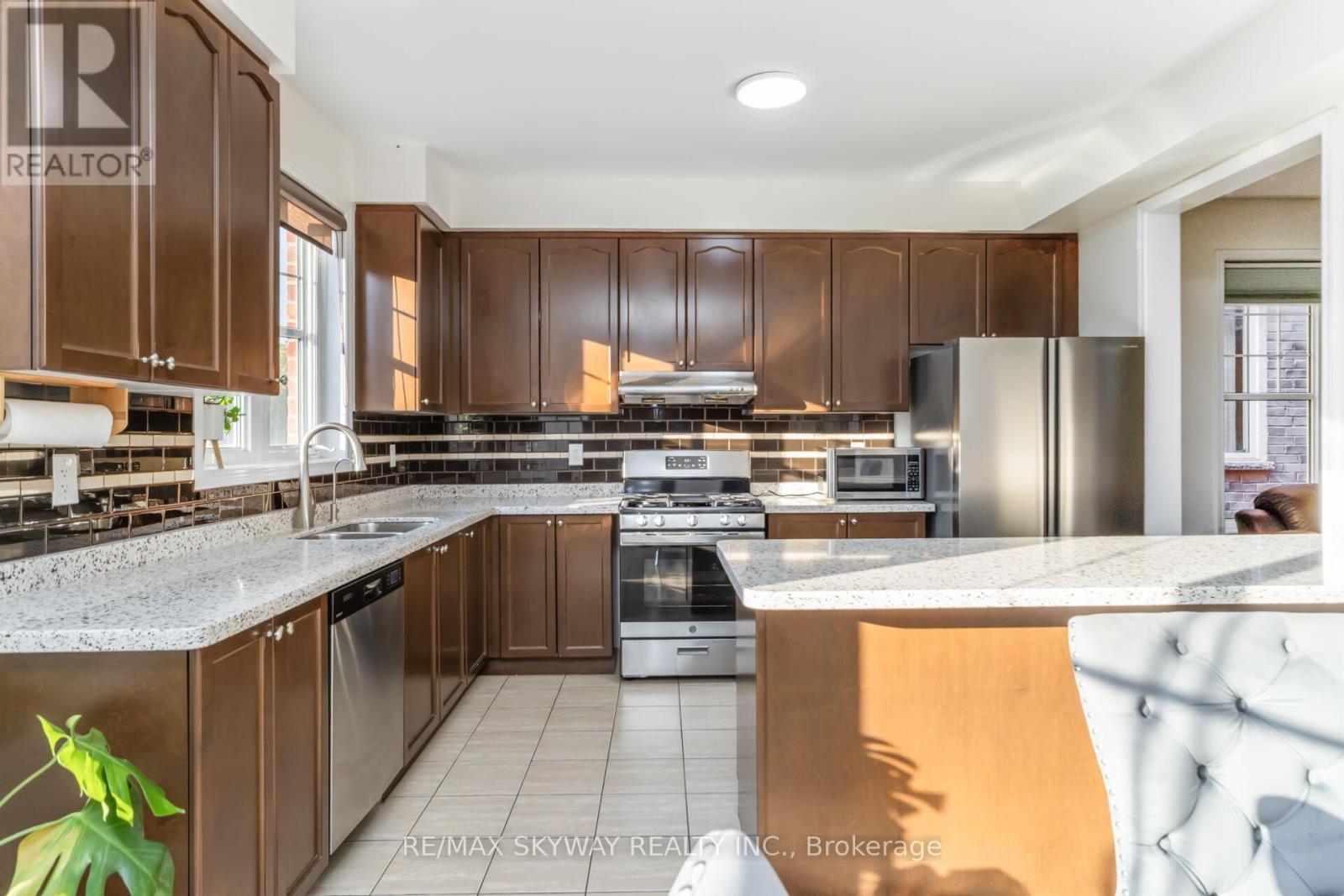 90 Aylesbury Drive, Brampton, Ontario  L7A 0W3 - Photo 17 - W12456365