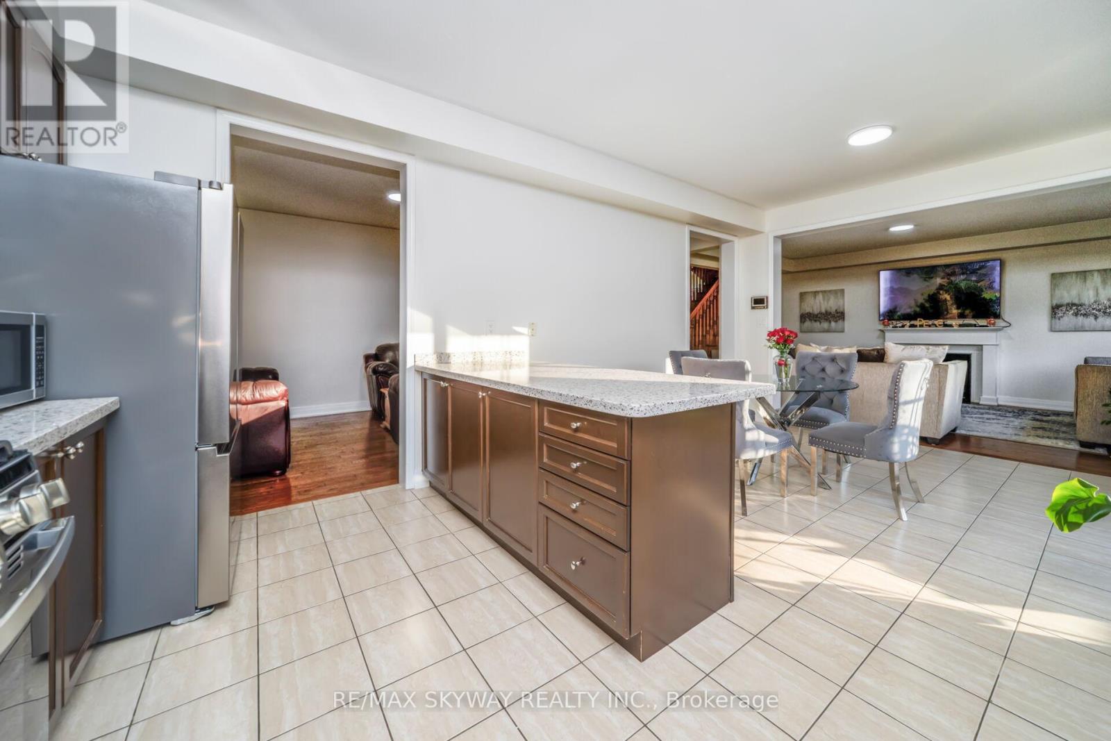 90 Aylesbury Drive, Brampton, Ontario  L7A 0W3 - Photo 18 - W12456365