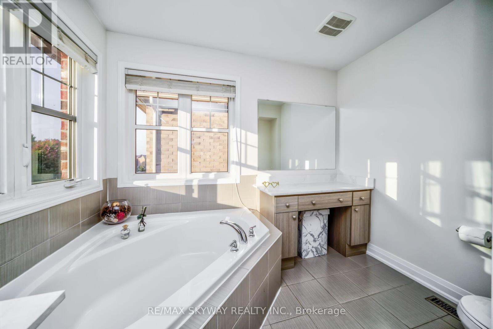 90 Aylesbury Drive, Brampton, Ontario  L7A 0W3 - Photo 27 - W12456365
