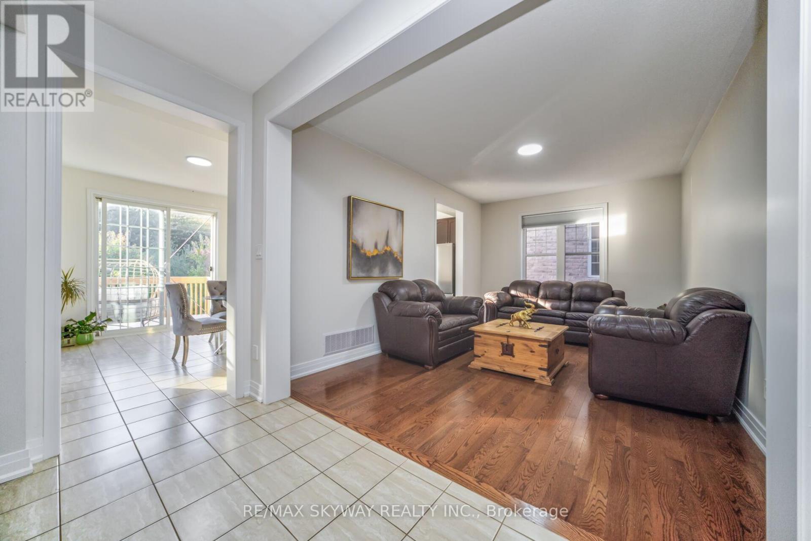 90 Aylesbury Drive, Brampton, Ontario  L7A 0W3 - Photo 9 - W12456365