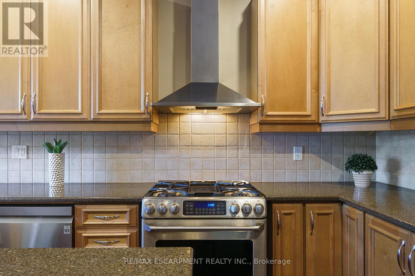 317 Great Lakes Boulevard, Oakville, Ontario  L6L 0A4 - Photo 10 - W12456397