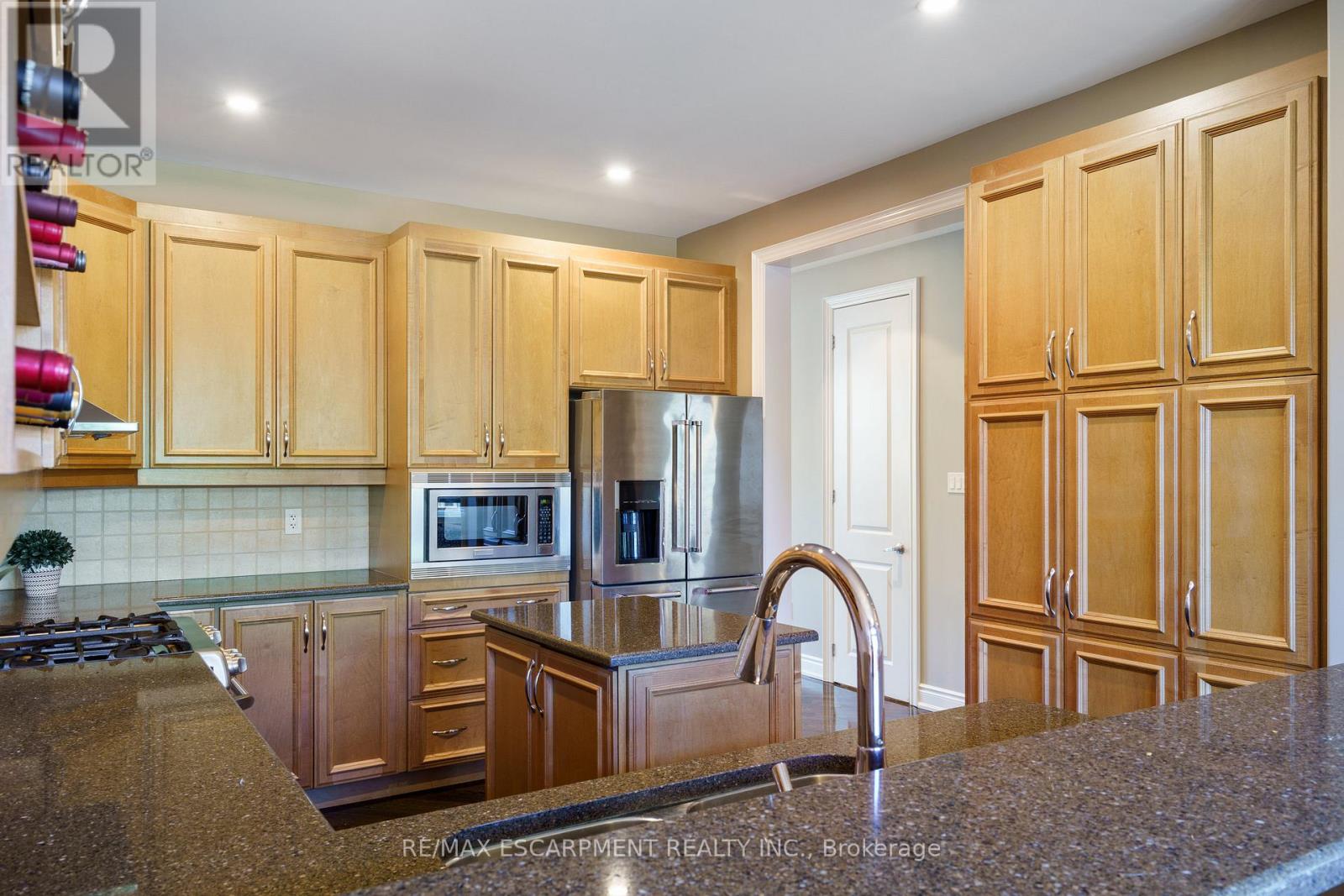 317 Great Lakes Boulevard, Oakville, Ontario  L6L 0A4 - Photo 9 - W12456397
