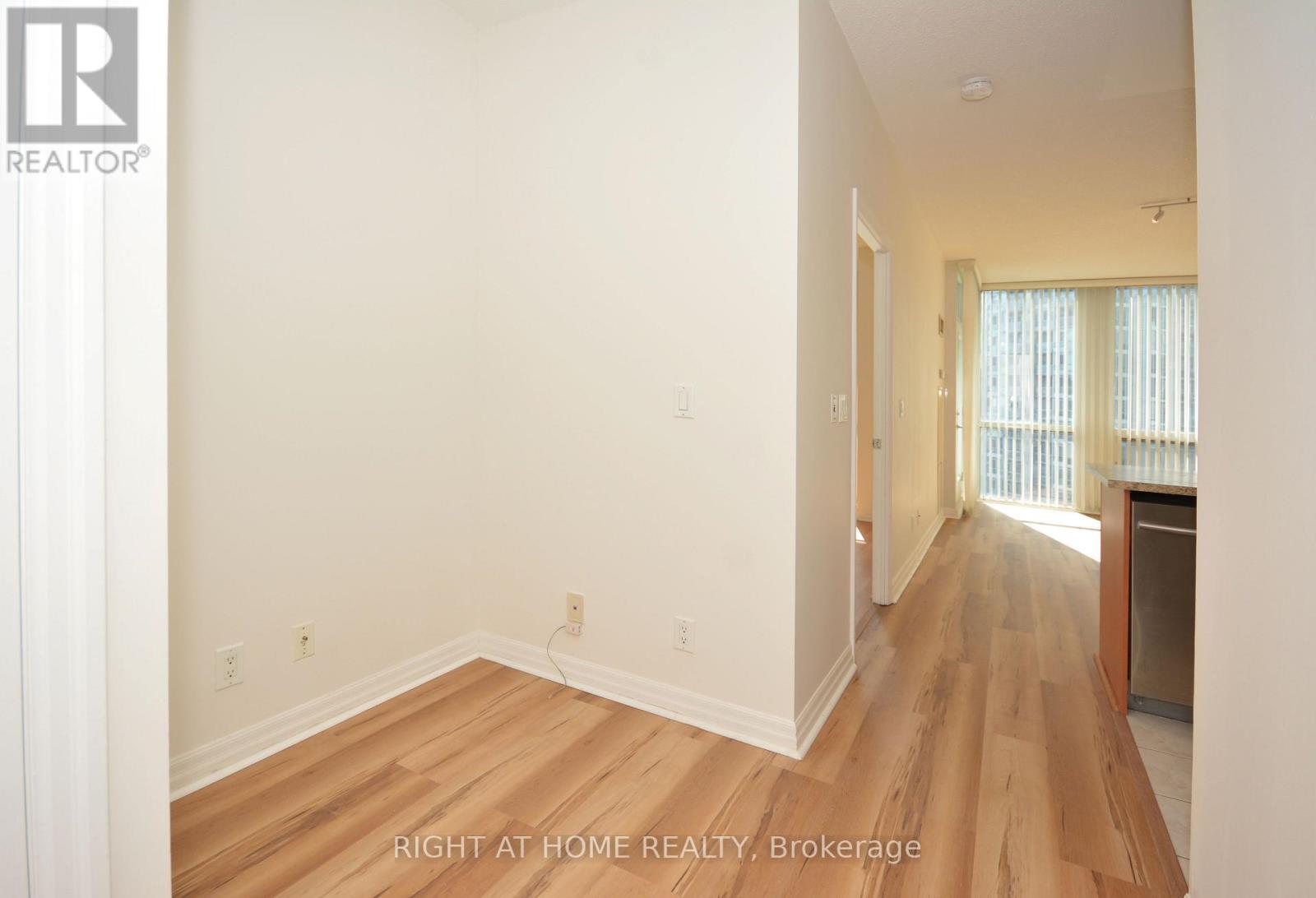 1805 - 220 Burnhamthorpe Road W, Mississauga, Ontario  L5B 4N4 - Photo 10 - W12456427
