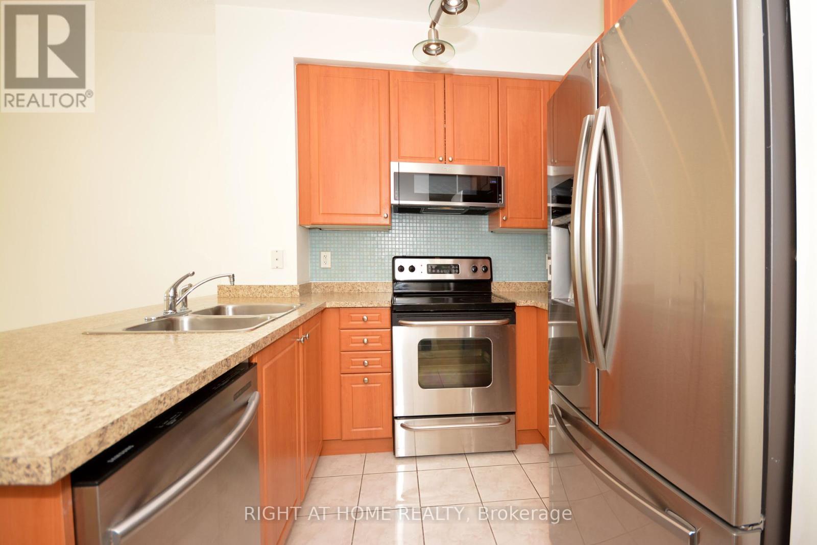 1805 - 220 Burnhamthorpe Road W, Mississauga, Ontario  L5B 4N4 - Photo 11 - W12456427