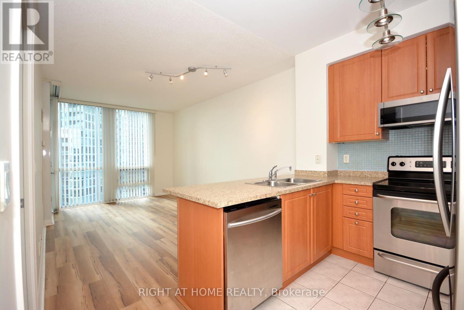 1805 - 220 Burnhamthorpe Road W, Mississauga, Ontario  L5B 4N4 - Photo 16 - W12456427
