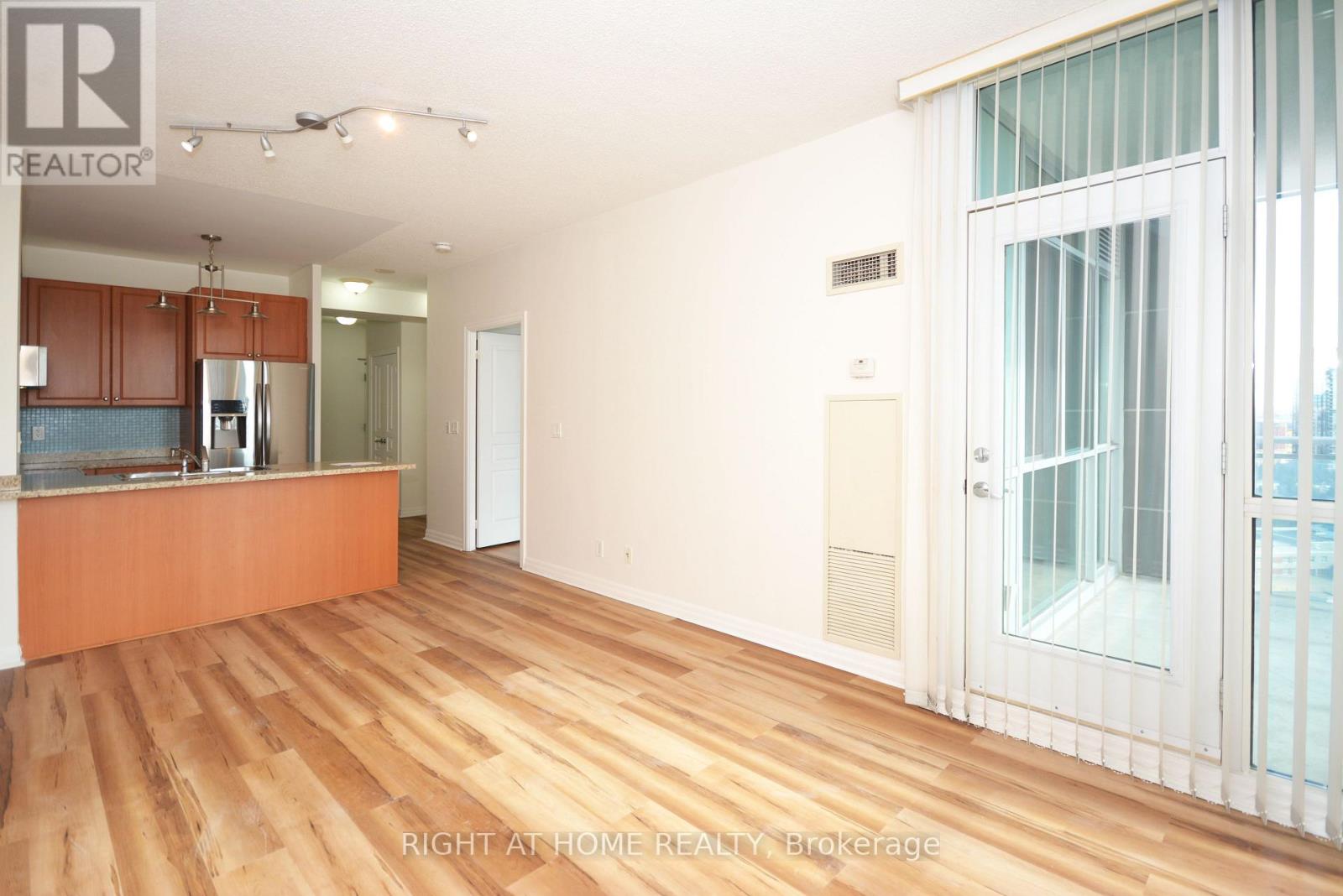 1805 - 220 Burnhamthorpe Road W, Mississauga, Ontario  L5B 4N4 - Photo 17 - W12456427