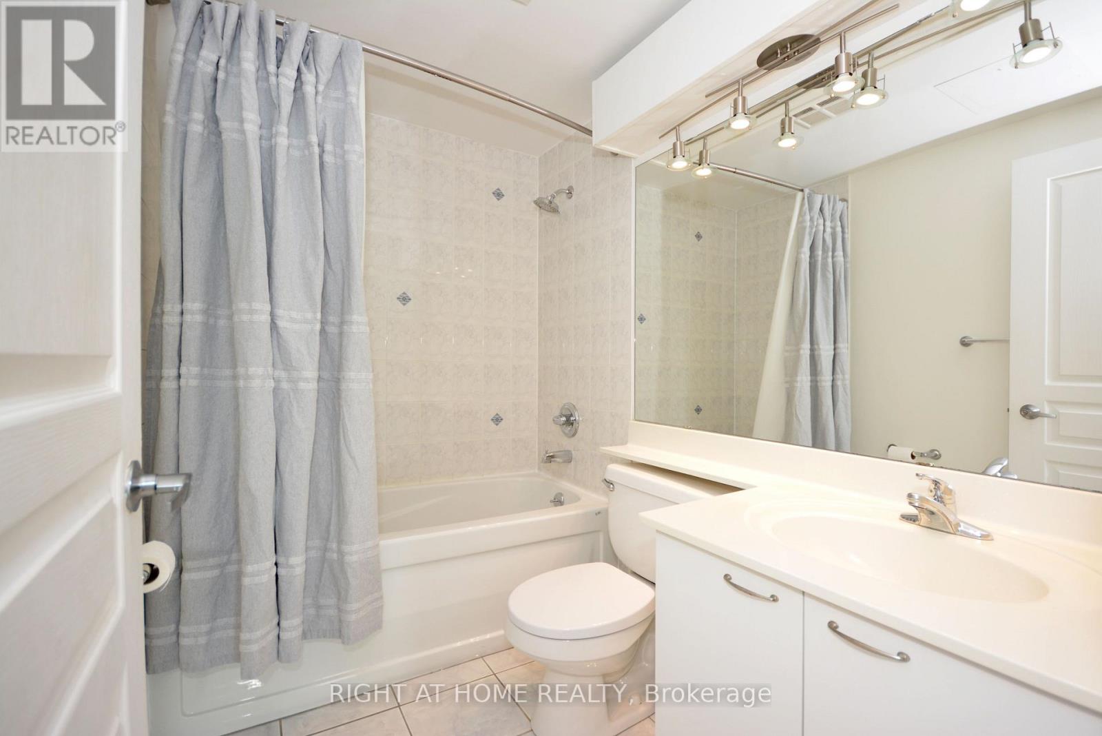 1805 - 220 Burnhamthorpe Road W, Mississauga, Ontario  L5B 4N4 - Photo 26 - W12456427