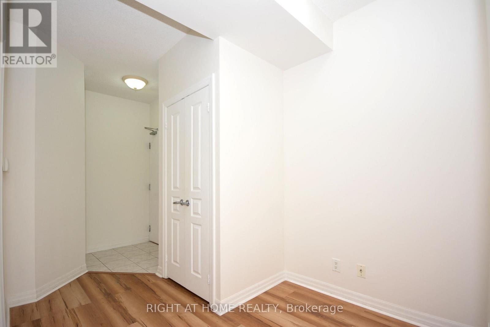 1805 - 220 Burnhamthorpe Road W, Mississauga, Ontario  L5B 4N4 - Photo 8 - W12456427