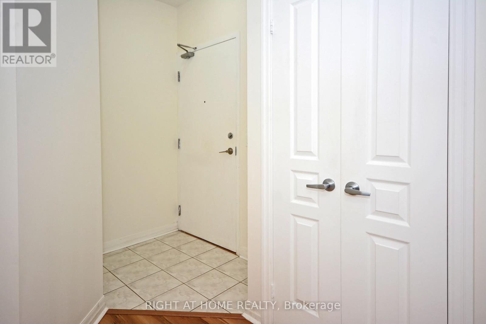 1805 - 220 Burnhamthorpe Road W, Mississauga, Ontario  L5B 4N4 - Photo 9 - W12456427