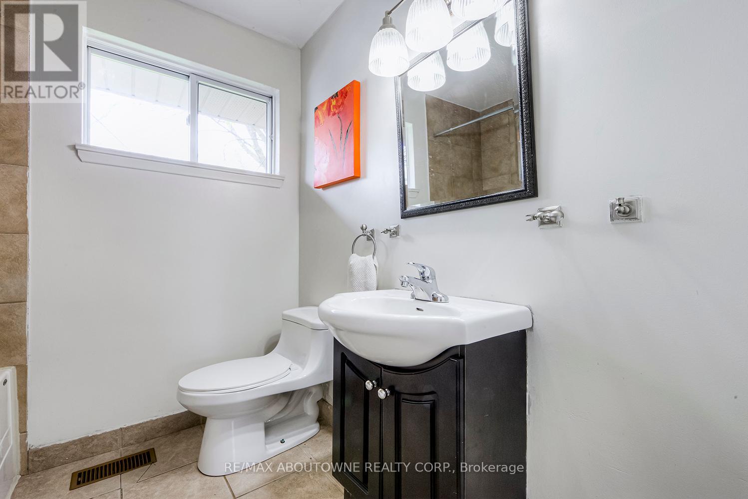 530 Lees Lane, Oakville, Ontario  L6L 4T4 - Photo 17 - W12456429