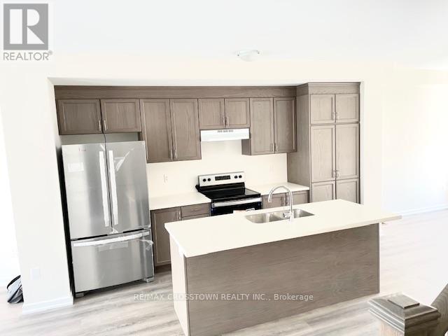 16 Heathrow Lane, Caledon, Ontario  L7E 4M4 - Photo 6 - W12456444