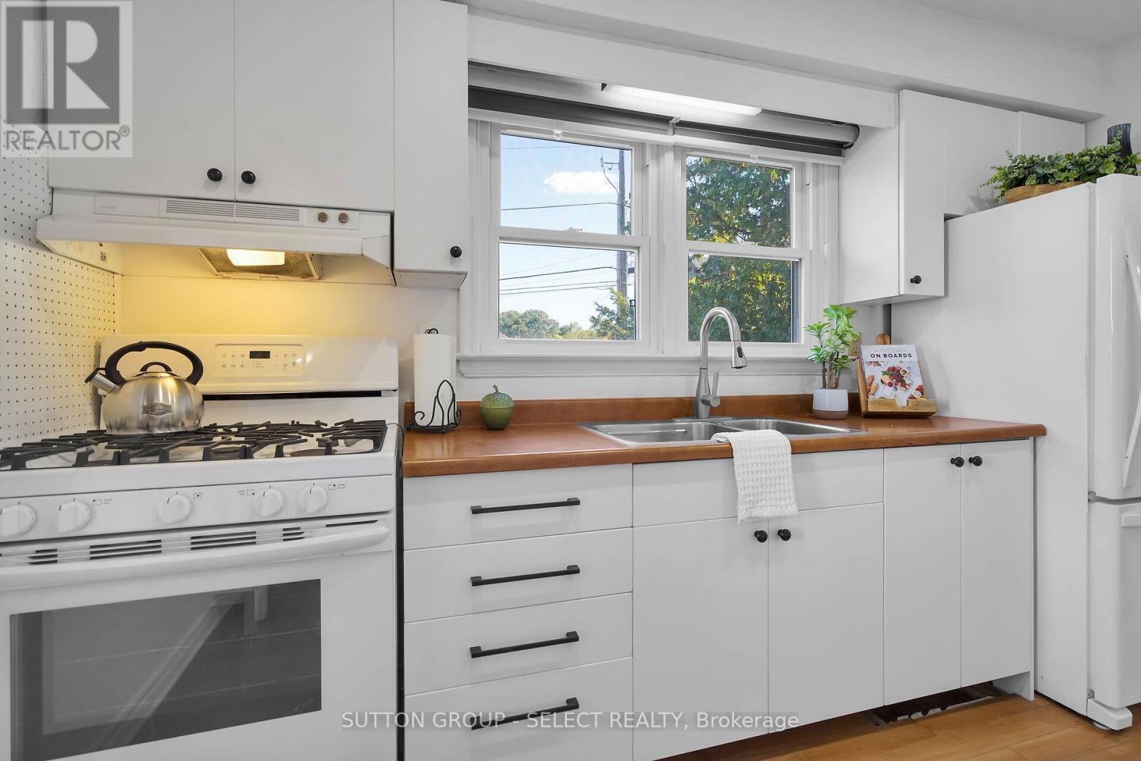 413 Old Wonderland Road, London South, Ontario  N6K 3R1 - Photo 13 - X12456472
