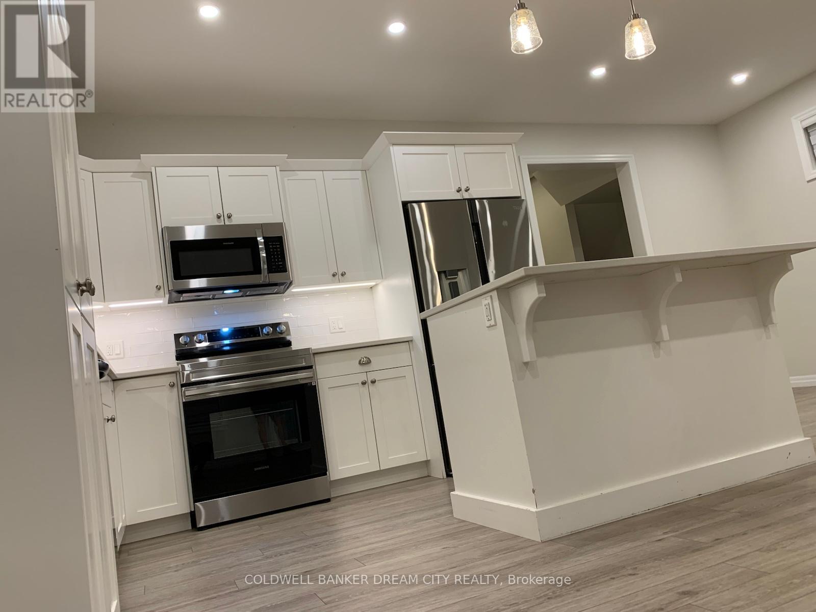 46 Curren Crescent, Tillsonburg, Ontario  N4G 0J3 - Photo 3 - X12456404