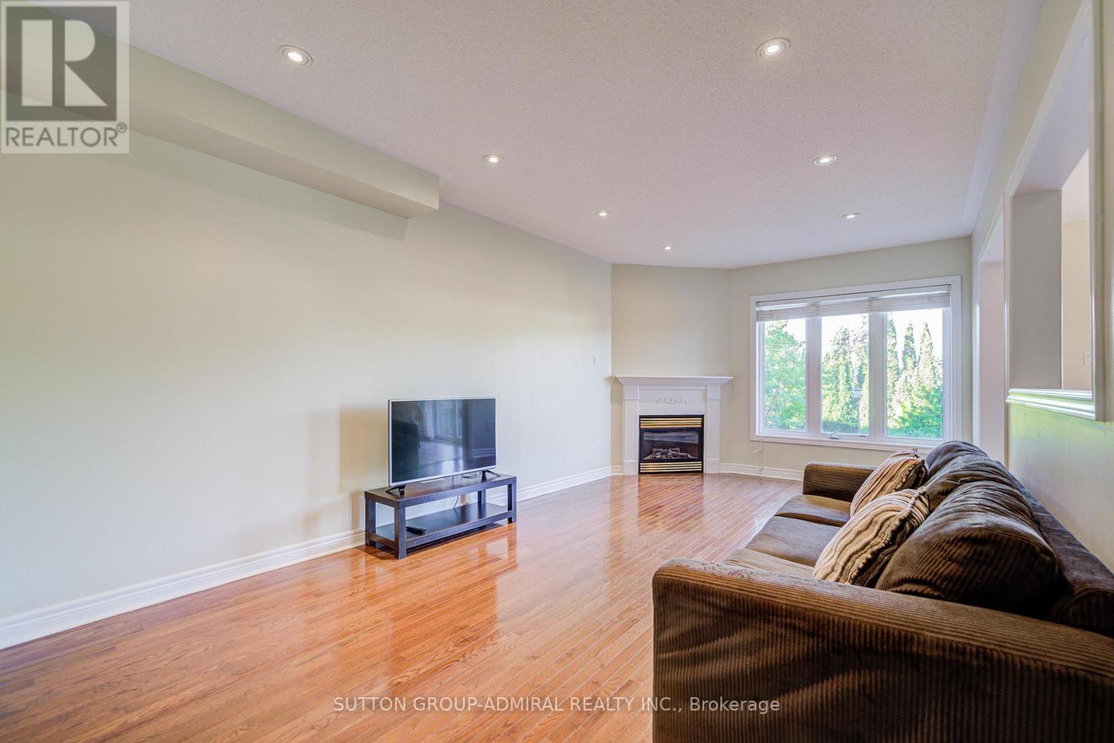 6 Lorridge Street, Richmond Hill, Ontario  L4E 4E6 - Photo 14 - N12456391