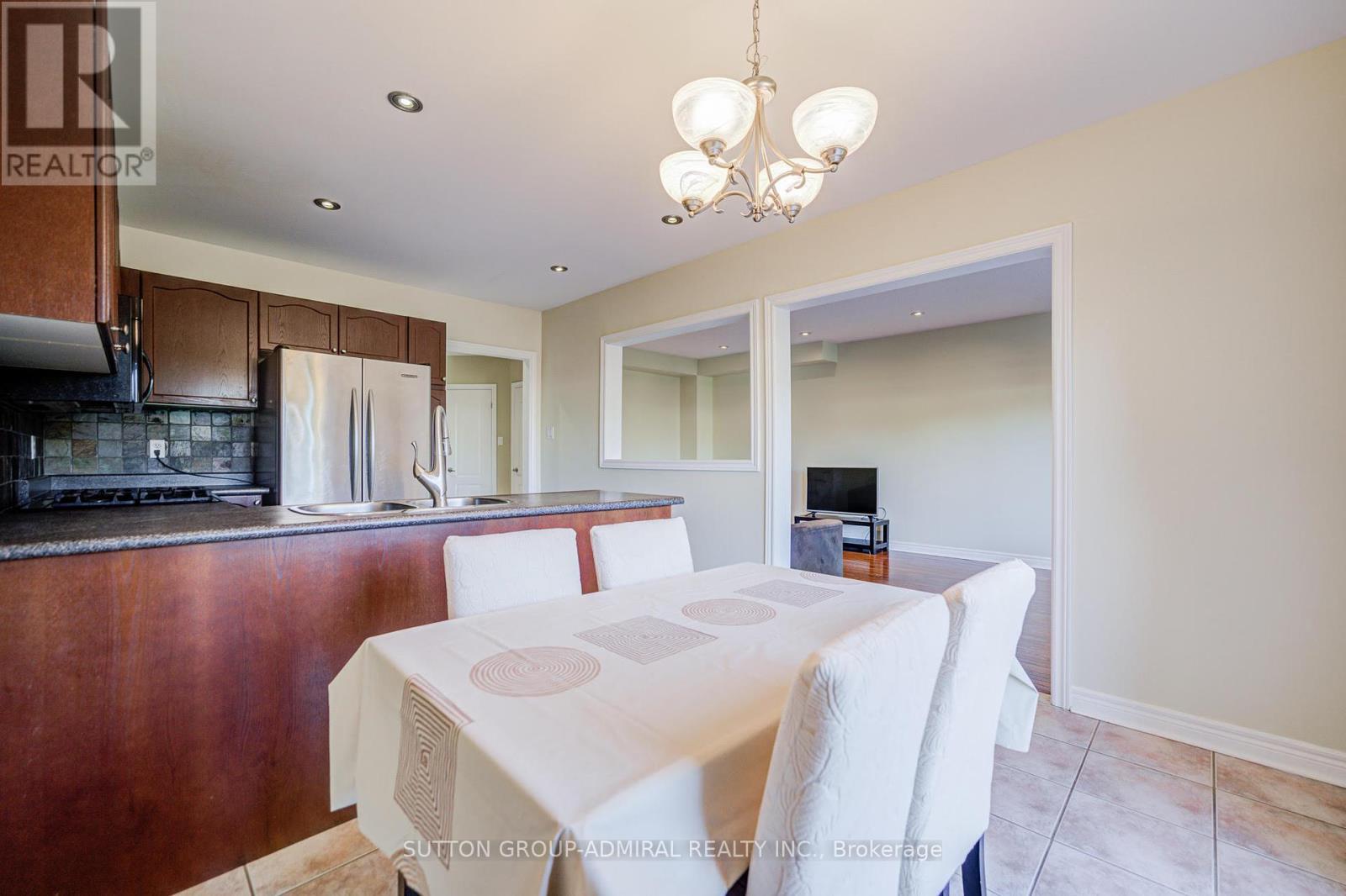 6 Lorridge Street, Richmond Hill, Ontario  L4E 4E6 - Photo 5 - N12456391
