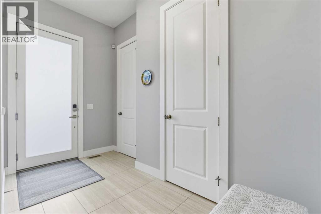 4617 84 Street Nw, Calgary, Alberta  T3B 2R4 - Photo 3 - A2263285