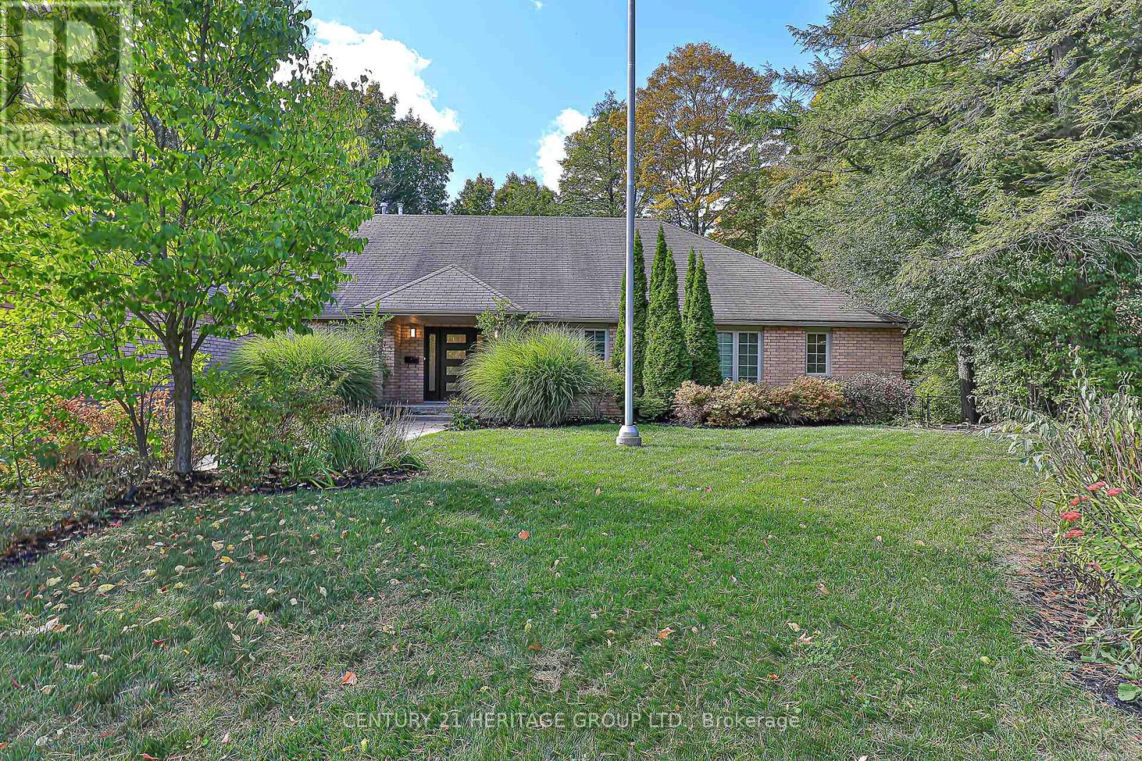 46 Pineneedle Drive, Aurora, Ontario  L4G 4Y6 - Photo 3 - N12456450