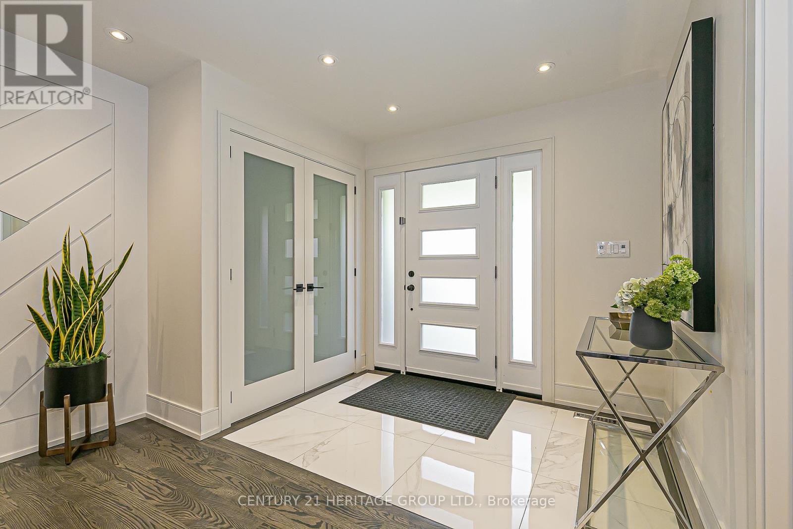 46 Pineneedle Drive, Aurora, Ontario  L4G 4Y6 - Photo 4 - N12456450